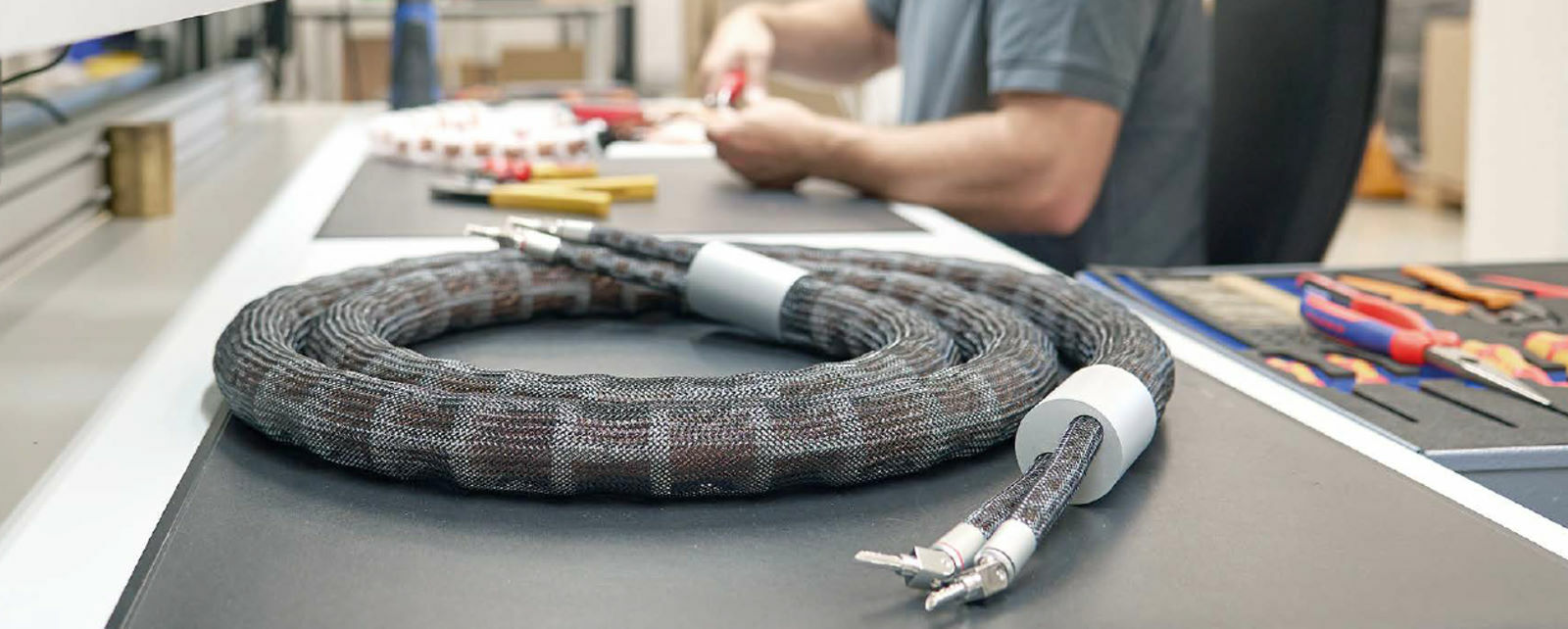 Inakustik - handgefertigte Kabel der Exzellenz und Referenz Serie