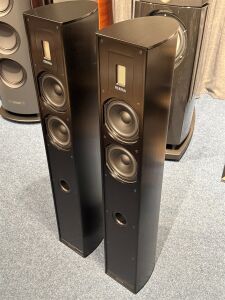 Piega Premium 701 (Gehäuse: schwarz eloxiert, Abdeckung: Stoff schwarz/ Occasion)