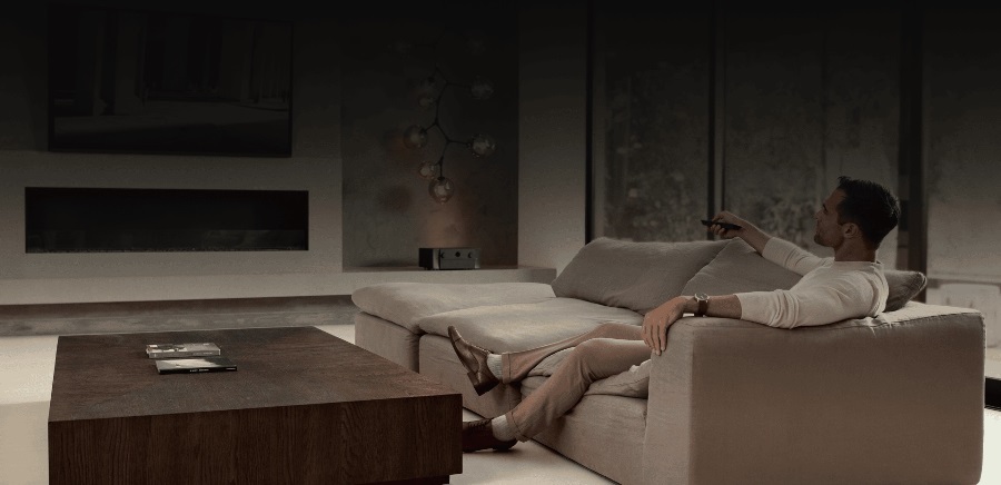 Marantz Heimkino Receiver CINEMA 30, Wohnungs-Einrichtung und Mann der den Marantz mit der Fernbedienung bedient